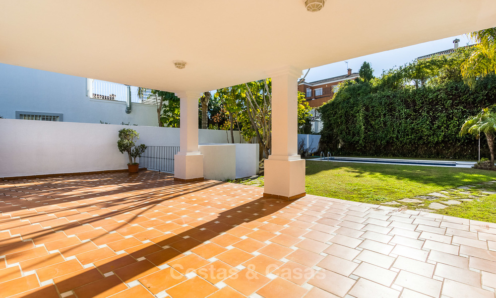 Villa à vendre à distance de marche d’un terrain de golf et du centre commercial à Guadalmina, Marbella 3266