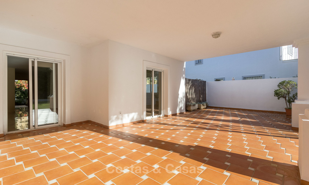 Villa à vendre à distance de marche d’un terrain de golf et du centre commercial à Guadalmina, Marbella 3267
