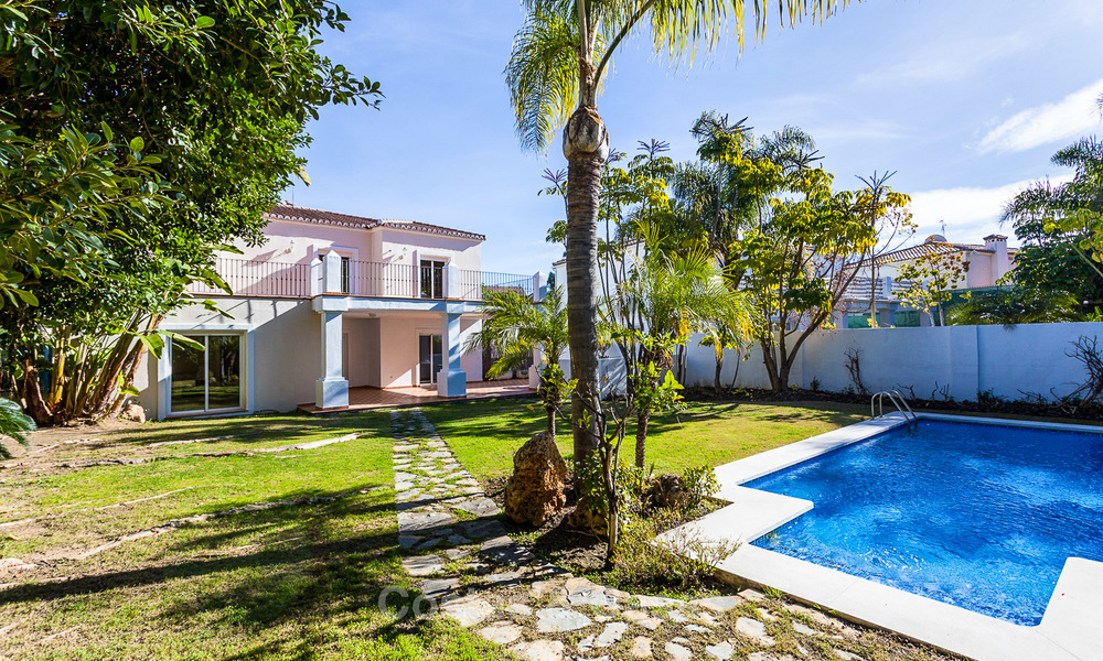 Villa à vendre à distance de marche d’un terrain de golf et du centre commercial à Guadalmina, Marbella 3272