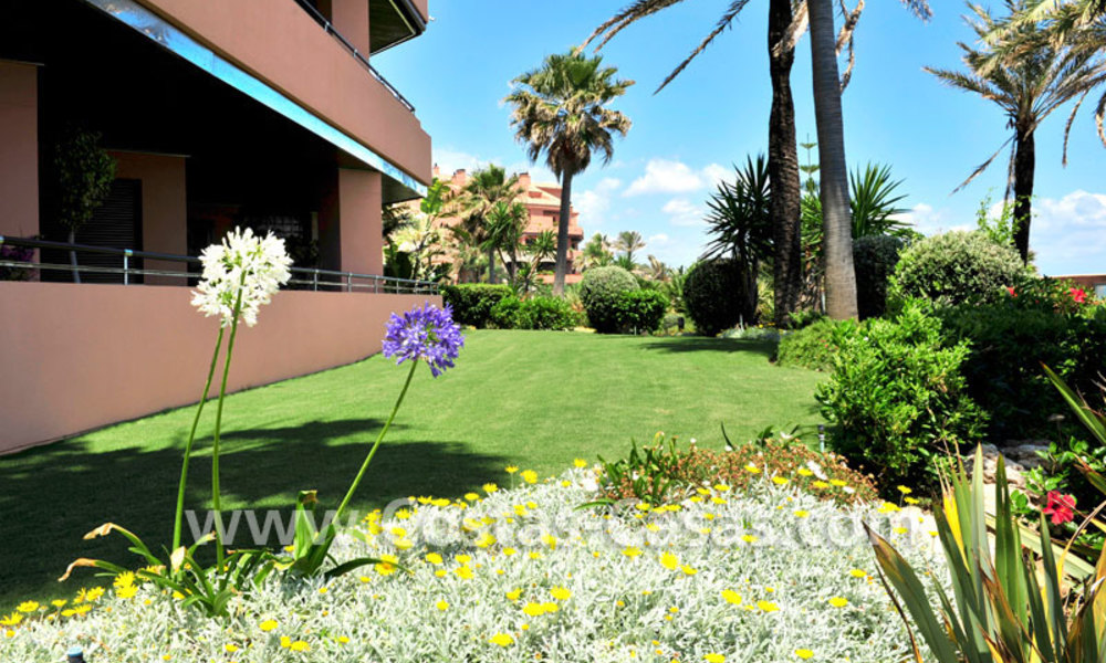 Bel appartement de jardin dans un complexe maritime de première ligne très souhaitable et luxueux à Marbella - Puerto Banus 3419