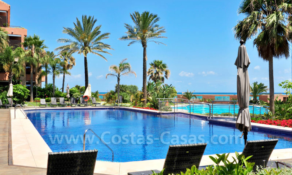 Bel appartement de jardin dans un complexe maritime de première ligne très souhaitable et luxueux à Marbella - Puerto Banus 3422