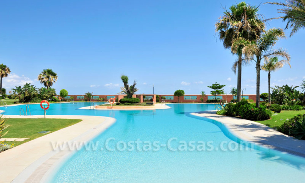 Bel appartement de jardin dans un complexe maritime de première ligne très souhaitable et luxueux à Marbella - Puerto Banus 3423