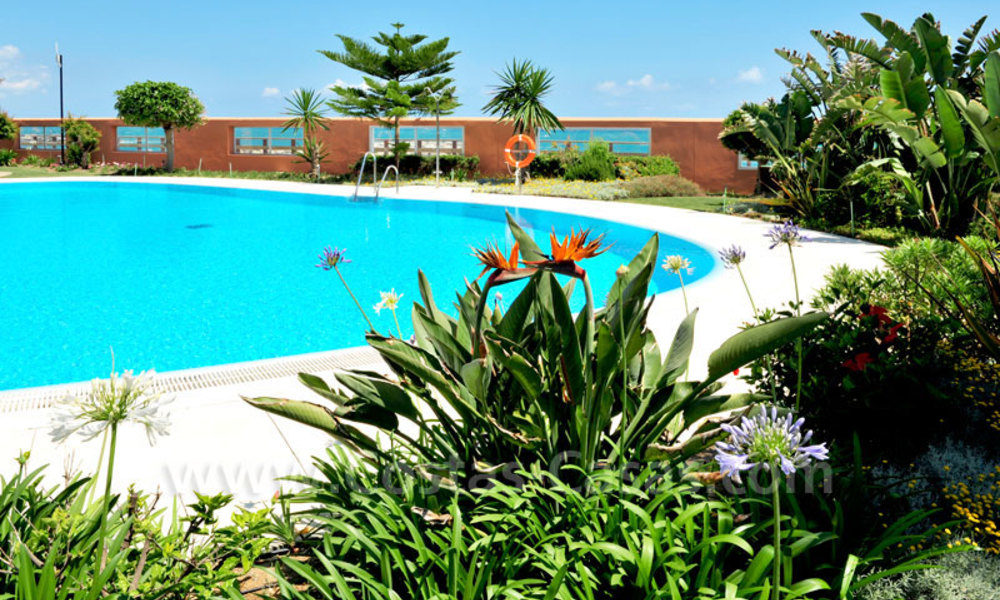 Bel appartement de jardin dans un complexe maritime de première ligne très souhaitable et luxueux à Marbella - Puerto Banus 3424