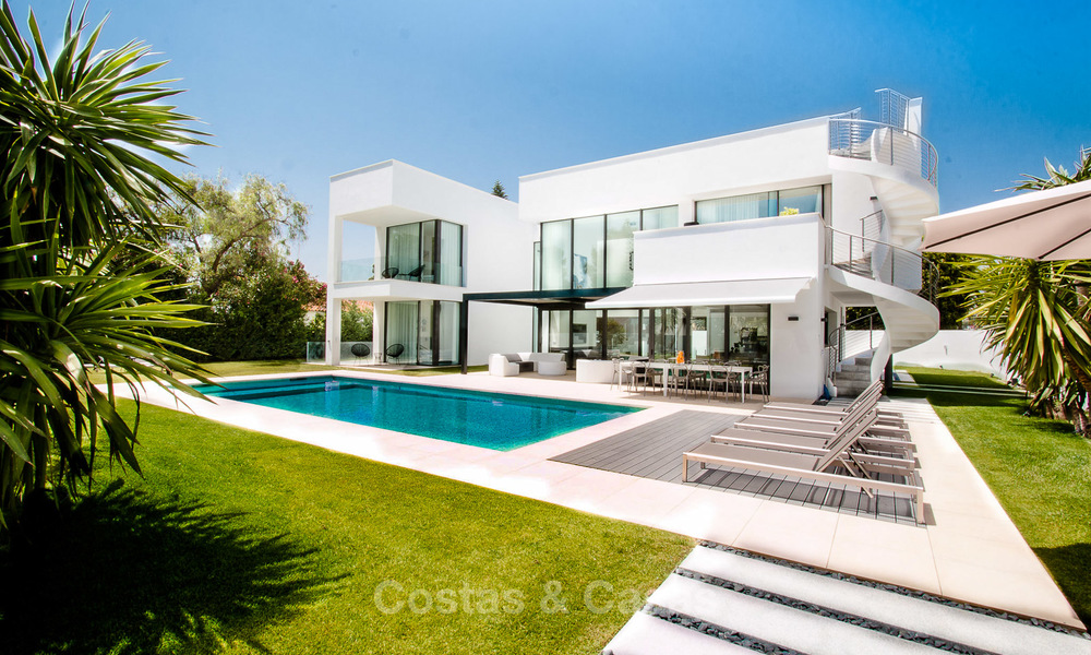 Villa contemporaine, côté plage, nouvellement construit, à vendre à Puerto Banus, Marbella. Prix réduit! 3453