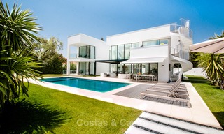 Villa contemporaine, côté plage, nouvellement construit, à vendre à Puerto Banus, Marbella. Prix réduit! 3453 