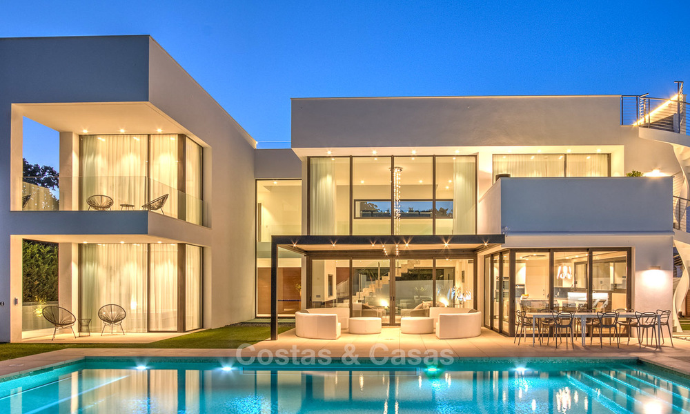 Villa contemporaine, côté plage, nouvellement construit, à vendre à Puerto Banus, Marbella. Prix réduit! 3456
