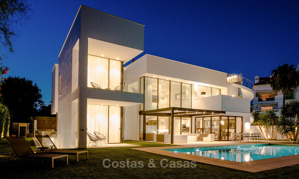 Villa contemporaine, côté plage, nouvellement construit, à vendre à Puerto Banus, Marbella. Prix réduit! 3457