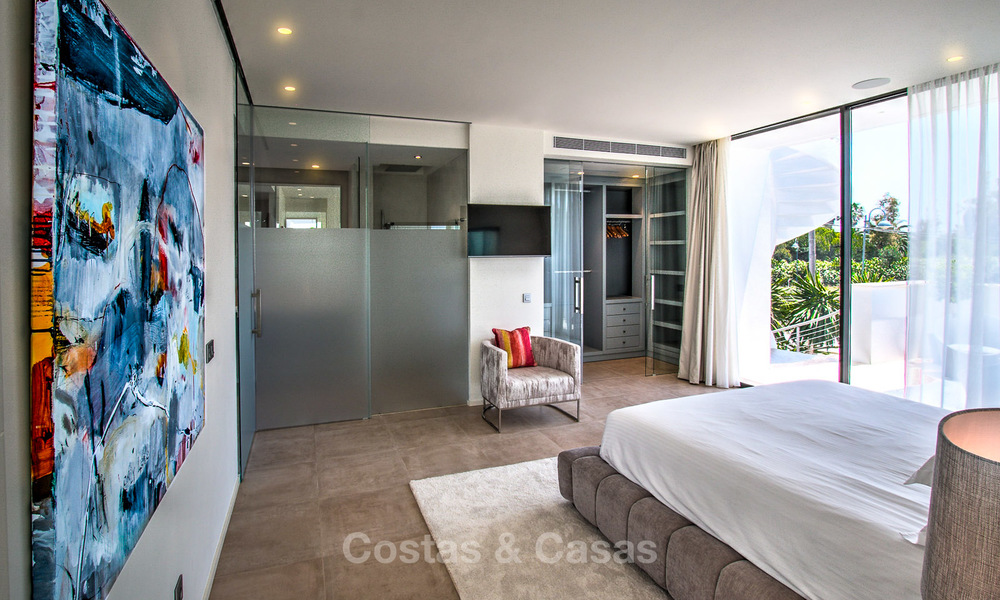 Villa contemporaine, côté plage, nouvellement construit, à vendre à Puerto Banus, Marbella. Prix réduit! 3465