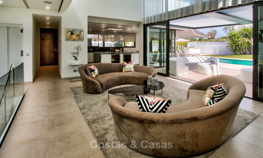 Villa contemporaine, côté plage, nouvellement construit, à vendre à Puerto Banus, Marbella. Prix réduit! 3438