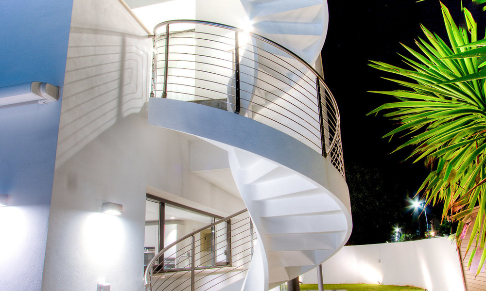 Villa contemporaine, côté plage, nouvellement construit, à vendre à Puerto Banus, Marbella. Prix réduit! 3443