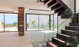 Nouvelles villas jumelées contemporaines à vendre dans un développement de boutique, golf de première ligne dans un complexe clôturé, à Marbella 34093 