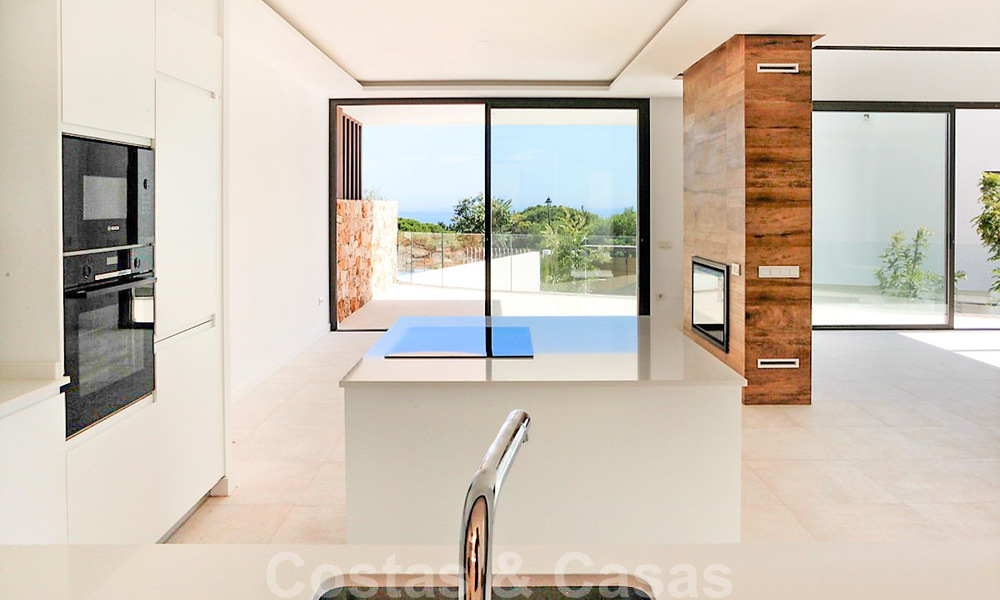 Nouvelles villas jumelées contemporaines à vendre dans un développement de boutique, golf de première ligne dans un complexe clôturé, à Marbella 34095