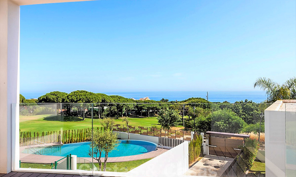 Nouvelles villas jumelées contemporaines à vendre dans un développement de boutique, golf de première ligne dans un complexe clôturé, à Marbella 34097