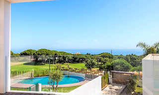 Nouvelles villas jumelées contemporaines à vendre dans un développement de boutique, golf de première ligne dans un complexe clôturé, à Marbella 34097 