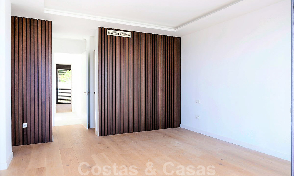Nouvelles villas jumelées contemporaines à vendre dans un développement de boutique, golf de première ligne dans un complexe clôturé, à Marbella 34098