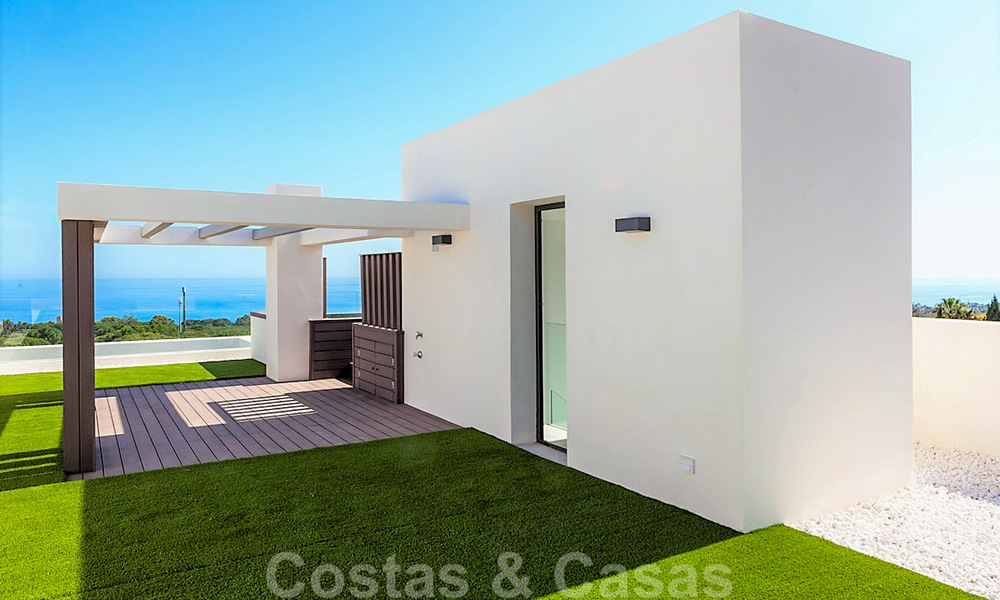 Nouvelles villas jumelées contemporaines à vendre dans un développement de boutique, golf de première ligne dans un complexe clôturé, à Marbella 34101