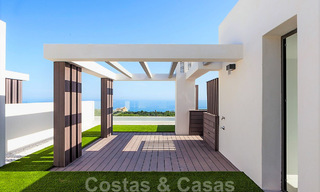 Nouvelles villas jumelées contemporaines à vendre dans un développement de boutique, golf de première ligne dans un complexe clôturé, à Marbella 34102 