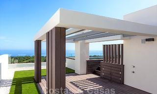 Nouvelles villas jumelées contemporaines à vendre dans un développement de boutique, golf de première ligne dans un complexe clôturé, à Marbella 34103 
