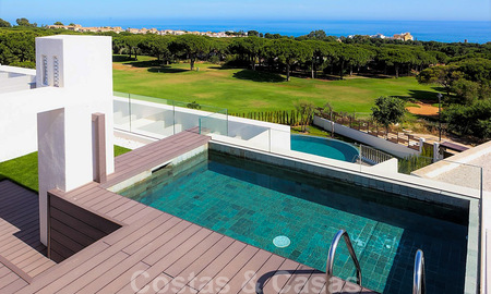 Nouvelles villas jumelées contemporaines à vendre dans un développement de boutique, golf de première ligne dans un complexe clôturé, à Marbella 34104