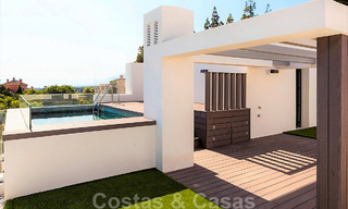 Nouvelles villas jumelées contemporaines à vendre dans un développement de boutique, golf de première ligne dans un complexe clôturé, à Marbella 34105 