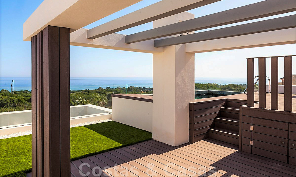Nouvelles villas jumelées contemporaines à vendre dans un développement de boutique, golf de première ligne dans un complexe clôturé, à Marbella 34106