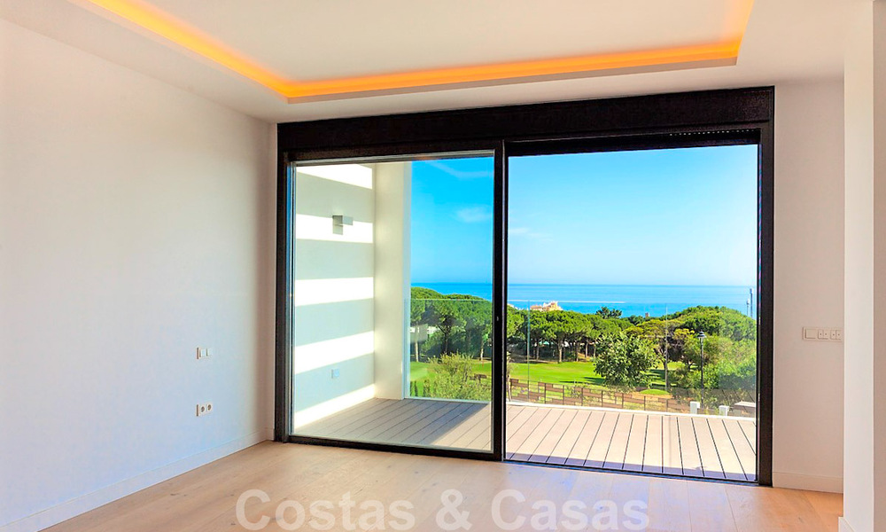 Nouvelles villas jumelées contemporaines à vendre dans un développement de boutique, golf de première ligne dans un complexe clôturé, à Marbella 34107
