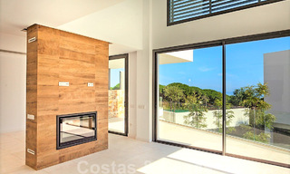 Nouvelles villas jumelées contemporaines à vendre dans un développement de boutique, golf de première ligne dans un complexe clôturé, à Marbella 34108 