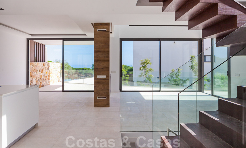 Nouvelles villas jumelées contemporaines à vendre dans un développement de boutique, golf de première ligne dans un complexe clôturé, à Marbella 34109