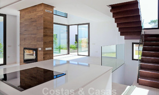 Nouvelles villas jumelées contemporaines à vendre dans un développement de boutique, golf de première ligne dans un complexe clôturé, à Marbella 34112 