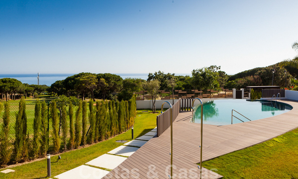 Nouvelles villas jumelées contemporaines à vendre dans un développement de boutique, golf de première ligne dans un complexe clôturé, à Marbella 34115