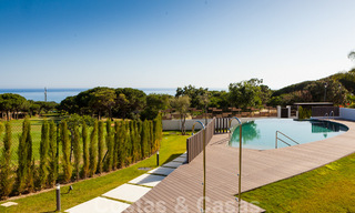 Nouvelles villas jumelées contemporaines à vendre dans un développement de boutique, golf de première ligne dans un complexe clôturé, à Marbella 34115 