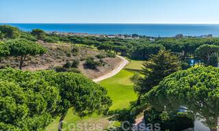 Nouvelles maisons mitoyennes de golf de première ligne, modernes et spacieuses à vendre avec des vues à couper le souffle sur la Méditerranée et le golf. Marbella Est 33241 