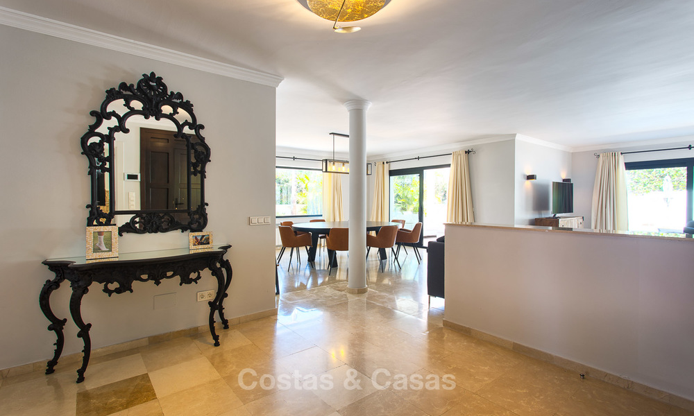 Villa de luxe prêt de la plage, récemment rénovée, à vendre à Los Monteros, à l’Est de Marbella 4045