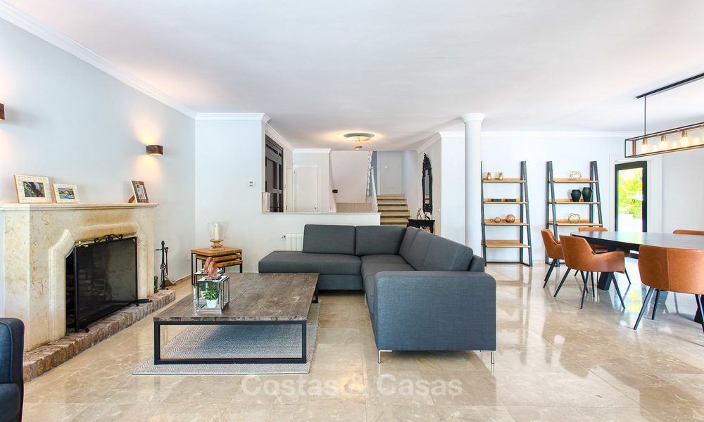 Villa de luxe prêt de la plage, récemment rénovée, à vendre à Los Monteros, à l’Est de Marbella 4046