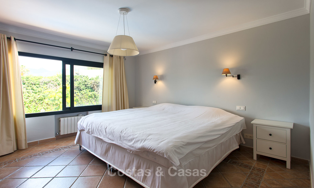 Villa de luxe prêt de la plage, récemment rénovée, à vendre à Los Monteros, à l’Est de Marbella 4054