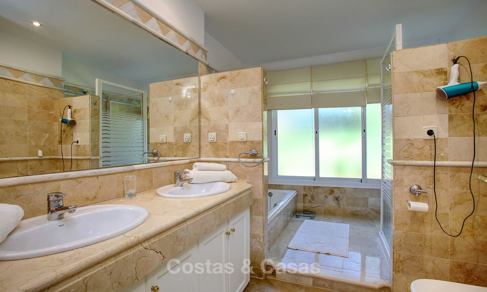 Charmant appartement de luxe orienté plein sud à vendre dans une urbanisation de golf recherché, Elviria -Marbella 4108