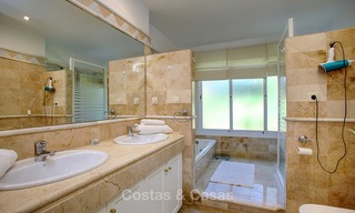 Charmant appartement de luxe orienté plein sud à vendre dans une urbanisation de golf recherché, Elviria -Marbella 4108 