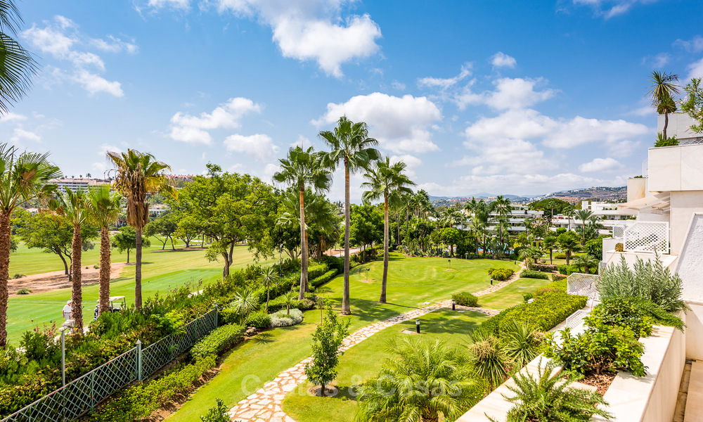 Penthouse spacieux et luxueux à vendre directement sur le golf à Nueva Andalucia - Marbella 4015