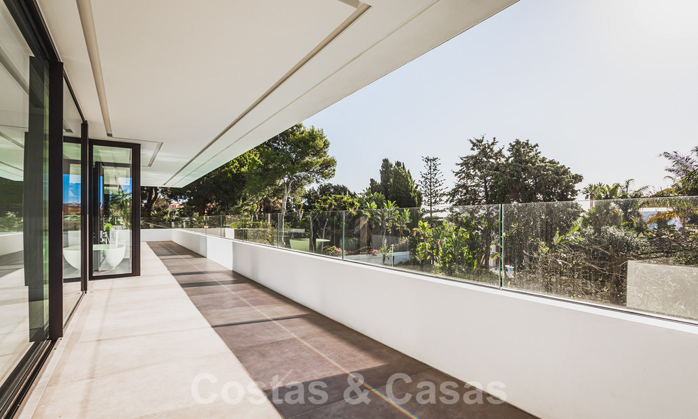 Villa contemporain, face à la mer à vendre, Estepona Est - Marbella. Prêt à emménager! 30727