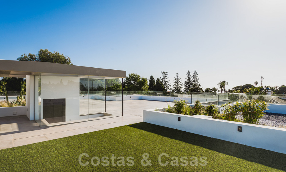 Villa contemporain, face à la mer à vendre, Estepona Est - Marbella. Prêt à emménager! 30734