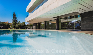 Villa contemporain, face à la mer à vendre, Estepona Est - Marbella. Prêt à emménager! 30753 