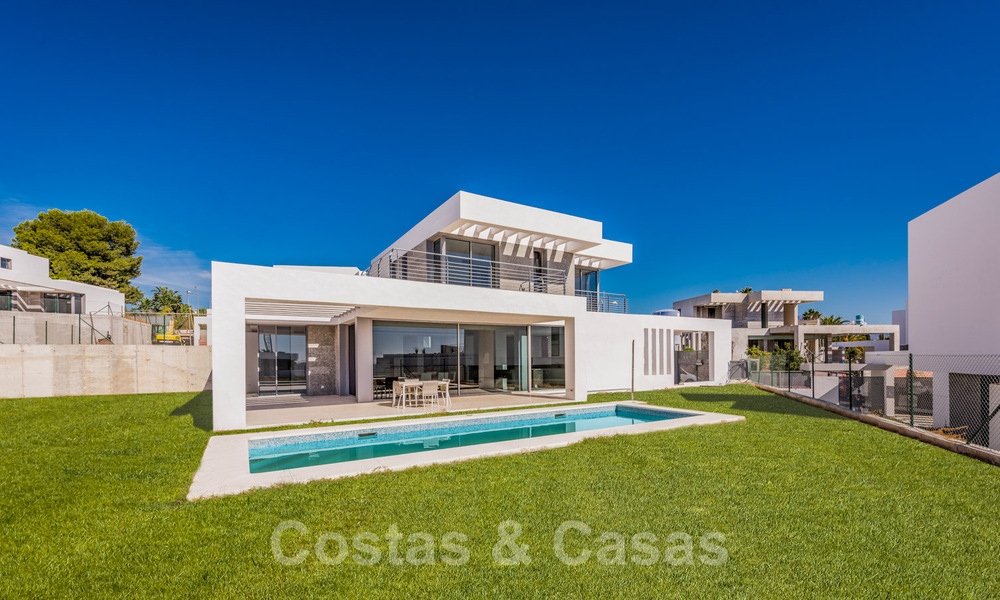 Offre spéciale! Villas de luxe, spacieuses et modernes avec de magnifiques vues sur mer à vendre dans un nouveau développement - entre Marbella et Estepona 32043