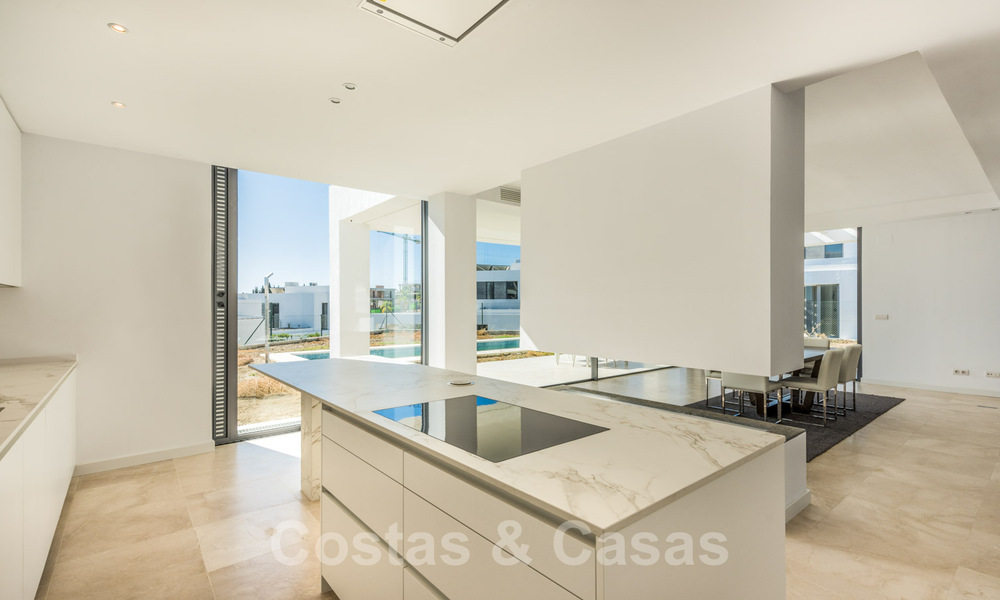 Offre spéciale! Villas de luxe, spacieuses et modernes avec de magnifiques vues sur mer à vendre dans un nouveau développement - entre Marbella et Estepona 32046