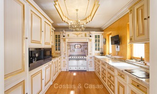 Villa de luxe haut de gamme de style classique avec vue mer à vendre sur le Golden Mile, Marbella 4592 