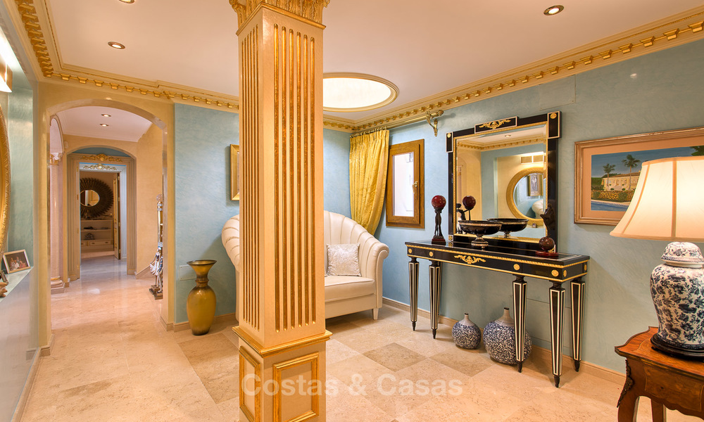 Villa de luxe haut de gamme de style classique avec vue mer à vendre sur le Golden Mile, Marbella 4600