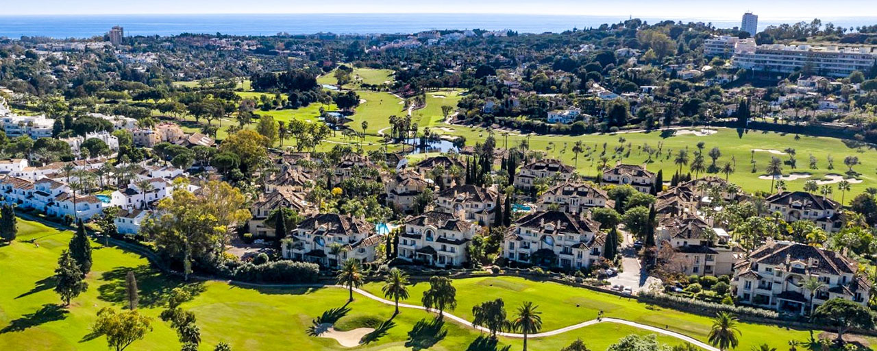 Penthouse de luxe à vendre dans un magnifique complexe de golf en première ligne à Nueva Andalucia, Marbella