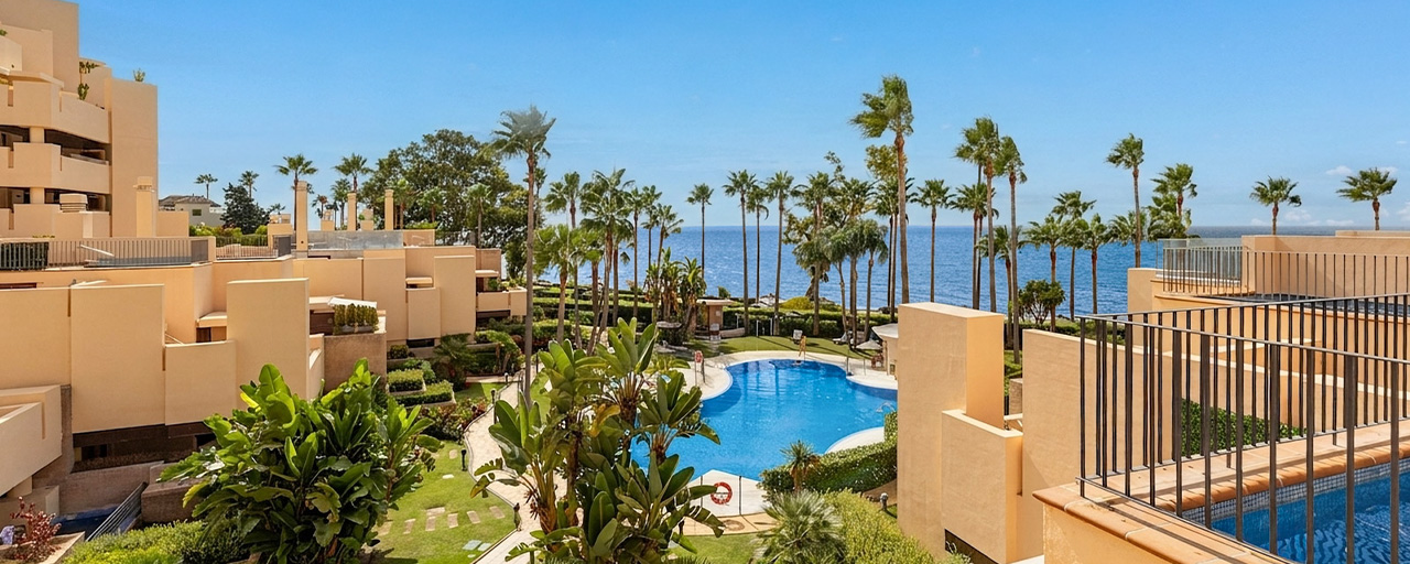 Penthouse moderne à vendre dans une résidence en première ligne de plage sur le New Golden Mile entre Marbella et Estepona