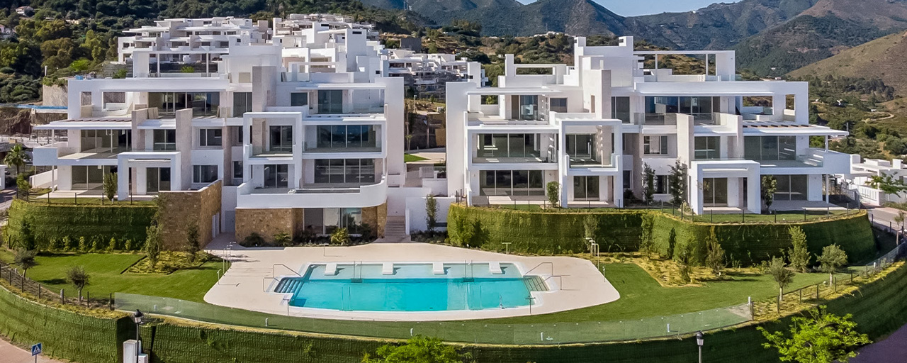 Luxueux appartement d’angle contemporain avec jardin privé et vue sur la mer à vendre dans une résidence boutique exclusive à proximité de Marbella
