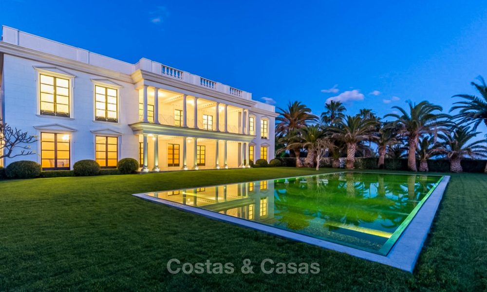 Villa de style classique et prestigieuse sur la Méditerranée à vendre, entre Marbella et Estepona 5466