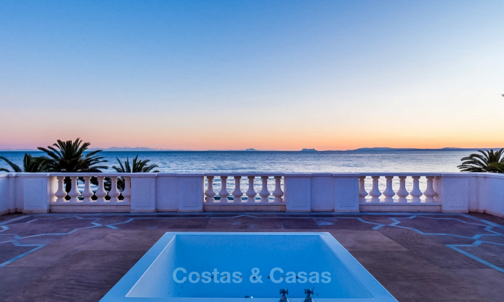 Villa de style classique et prestigieuse sur la Méditerranée à vendre, entre Marbella et Estepona 5472